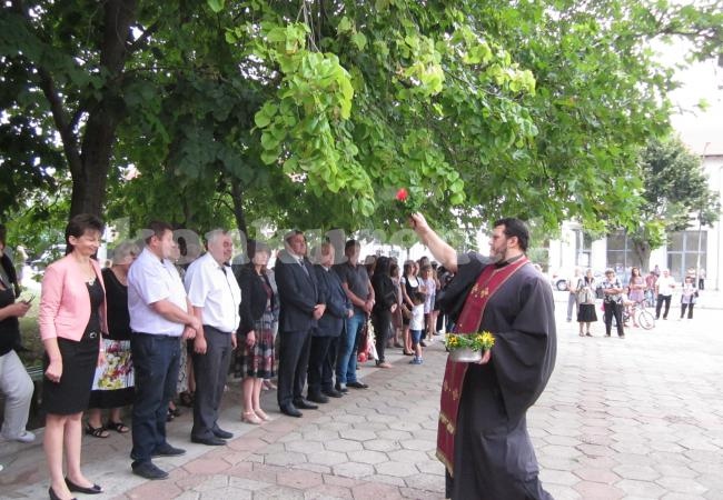 Тържествен ритуал събра множество на  централния площад в Криводол