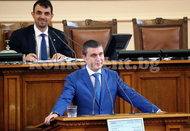 След въпрос на Явор Хайтов в парламента Горанов попари 400 000 работници:  Без ваучери за храна до края на годината