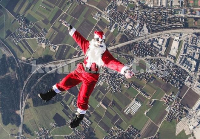 Дядо Коледа скача с парашут в Монтана
