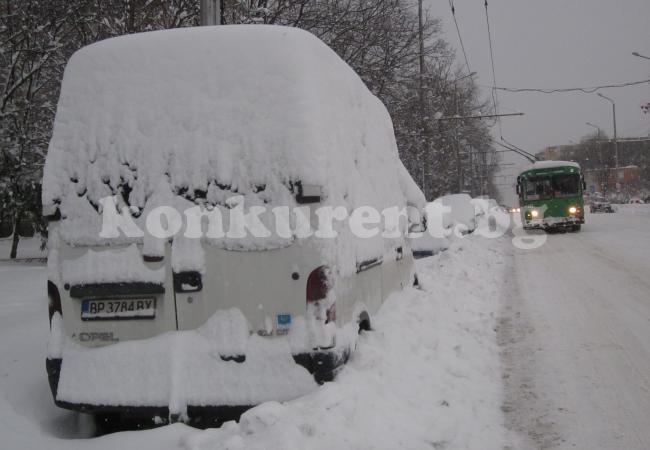 Снегът продължава да трупа, вече надмина 35 см във Враца