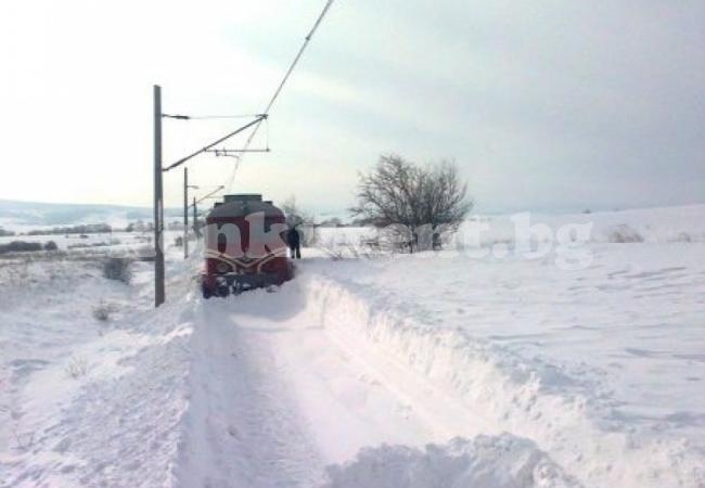 Нов кошмар! Снегът извади влак от релсите