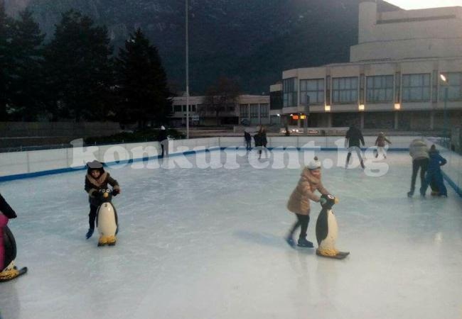 Ледената пързалка остава във Враца