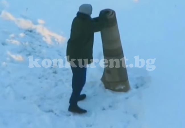 Примерен съпруг събра очите на съседките като изтупа килим върху снега с хватки от джудо