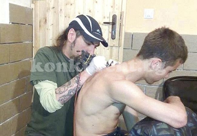 Мъж прави татуировки срещу заплащане в натура