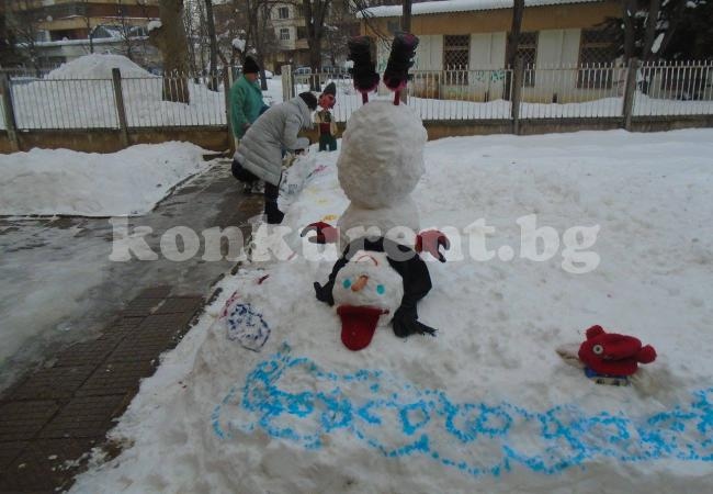 Снежни човеци украсиха двора на детска градина
