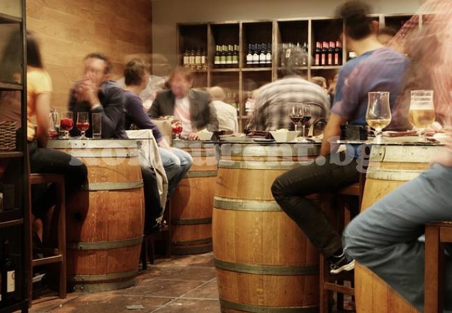 Пиян потроши бар до градския парк в Монтана