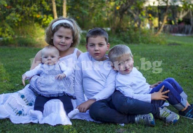 Майка на шест деца забеляза призрака на покойния си син на семейна СНИМКА 