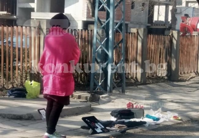Борба за оцеляване: Жена разпродава живота си на тротоара (СНИМКИ)