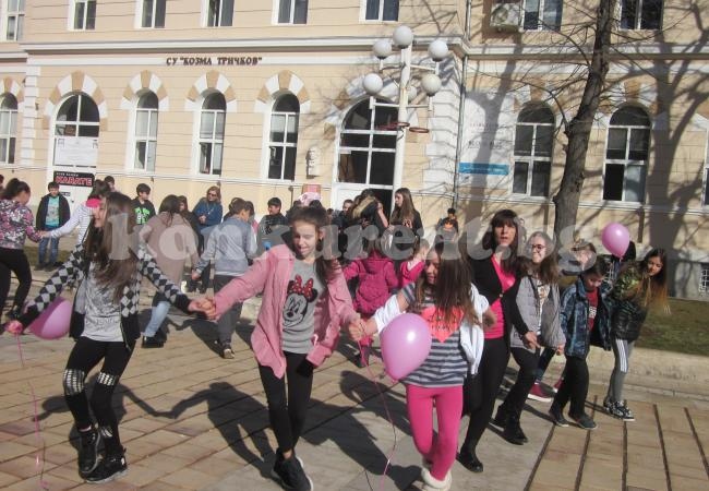 Врачанско училище отбеляза деня на розовата фланелка