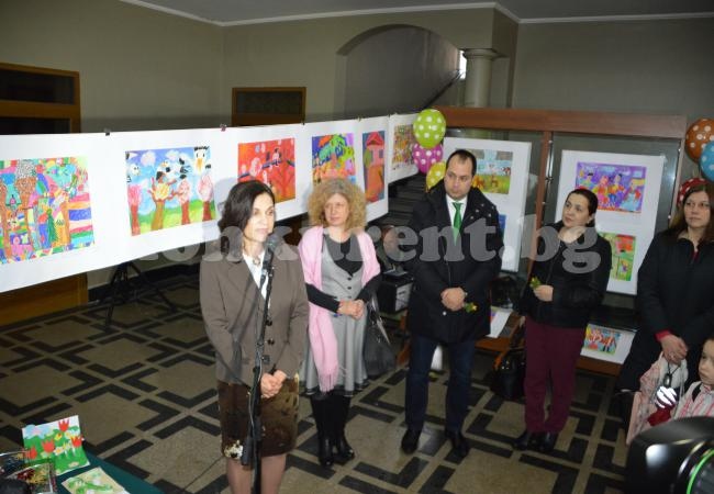 ВИДЕО: Кмет купи детски рисунки и ръчно изработени сувенири от благотворителна изложба