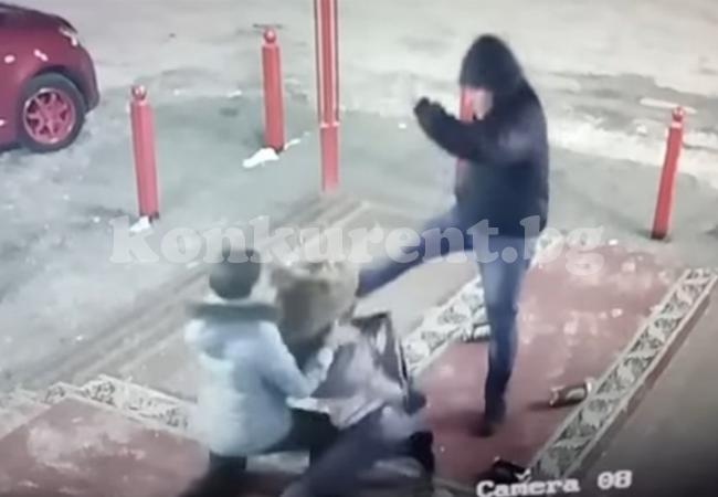 Мъж преби брутално майка с дете пред търговски център, причината ще ви шокира (ВИДЕО 18+)