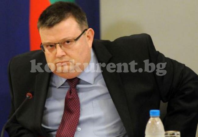 Цацаров иска уволнението на трима прокурори