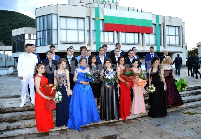 ВИДЕО: Още едно училище във Враца изпрати абитуриентите си СНИМКИ