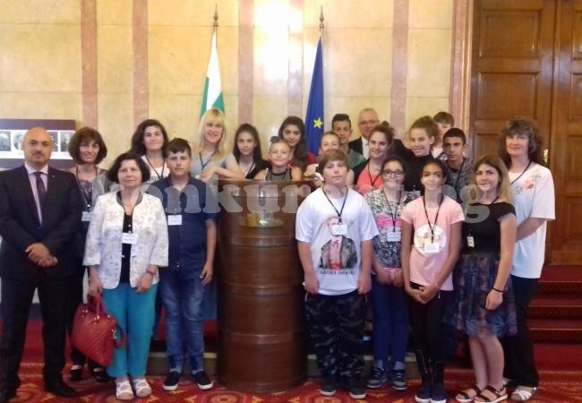 Богданов заведе деца от Криводол в парламента