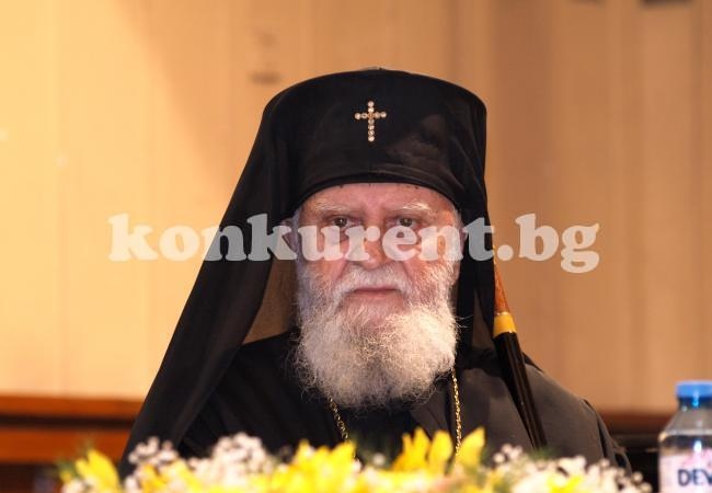 Заупокойна литургия служат днес за Врачанския митрополит Калиник