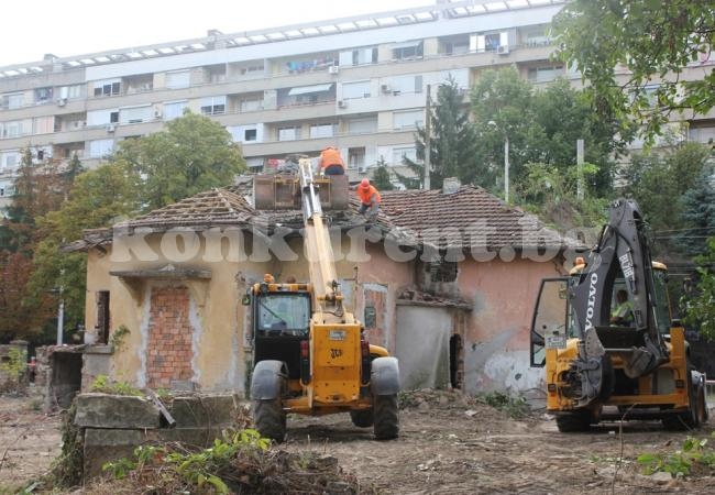 Събарят стари къщи край Вършец