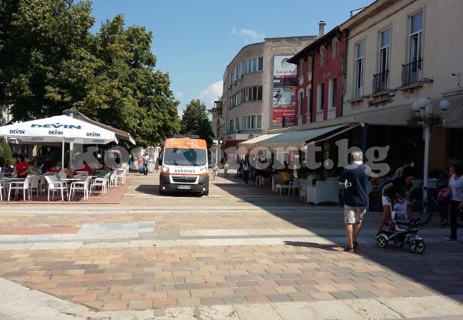 Линейка спасява припаднал в центъра на Враца СНИМКИ