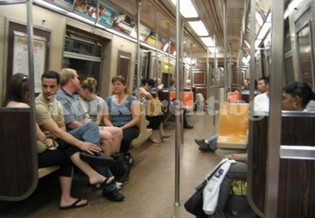 Двойка се посвети без свян на страстен секс в метрото пред десетки шокирани очевидци (ВИДЕО 18+) 