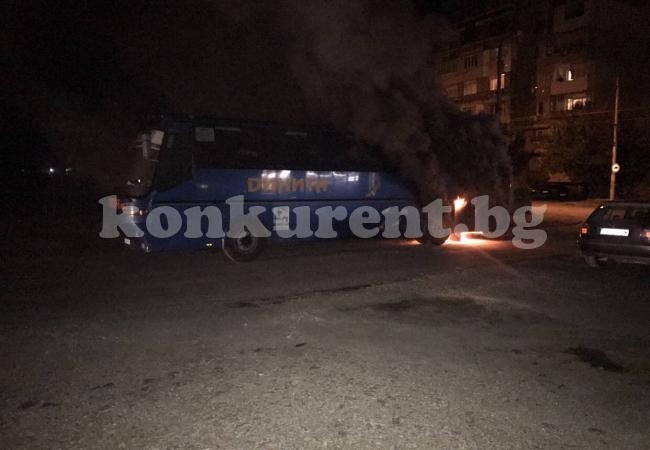 Автобус се запали във Враца СНИМКИ