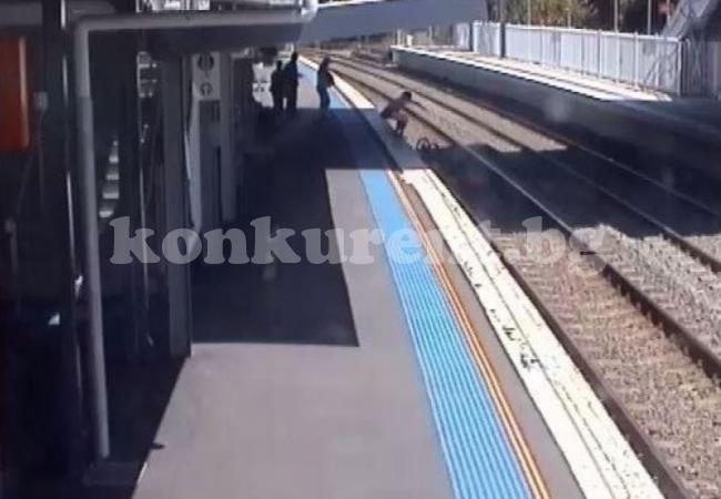 Майка изпусна количка с бебе на линията пред приближаващ се влак, вижте какво се случи (ВИДЕО)  