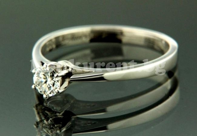 Разочарована невеста се оплака от любимия си, купил й пръстен само.... с един малък брилянт