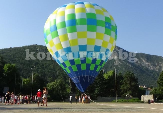 ВИДЕО и СНИМКИ Десетки полетяха с балон над Враца