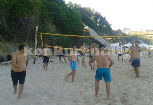 Футболен майстор демонстрира заложби в плажния волейбол