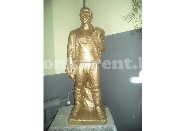 Най-малката статуя на Левски пазят в училище във Вълчедръм