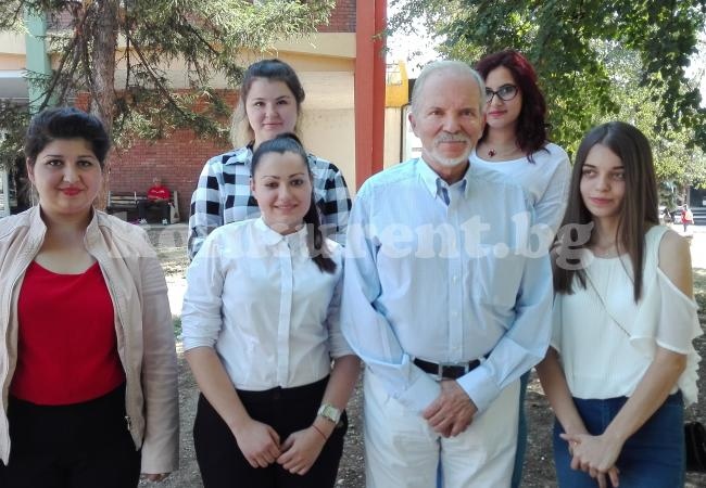 10 студенти и една ученичка получиха стипендия „Великов”