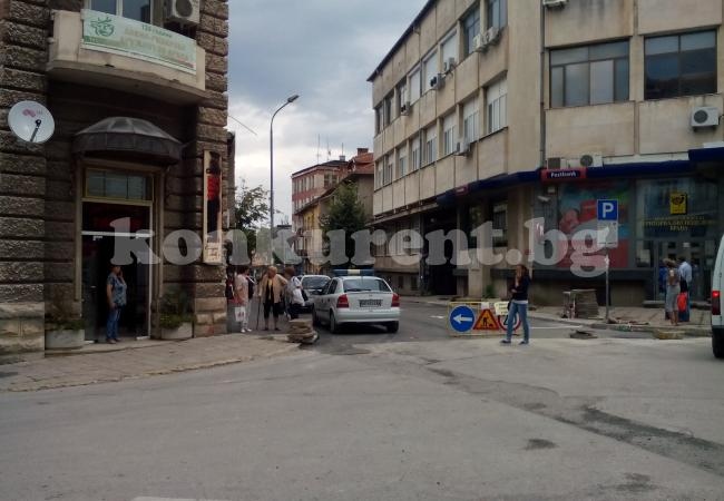 Охраняват с полиция новия асфалт по врачанска улица