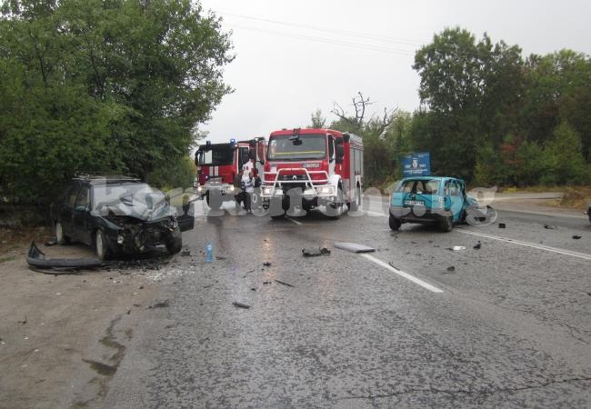 ОБНОВЕНА Куп ранени след челен сблъсък край Враца СНИМКИ