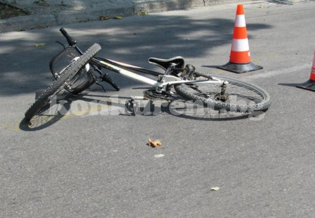 Пиян загина, налетял с колело върху кола