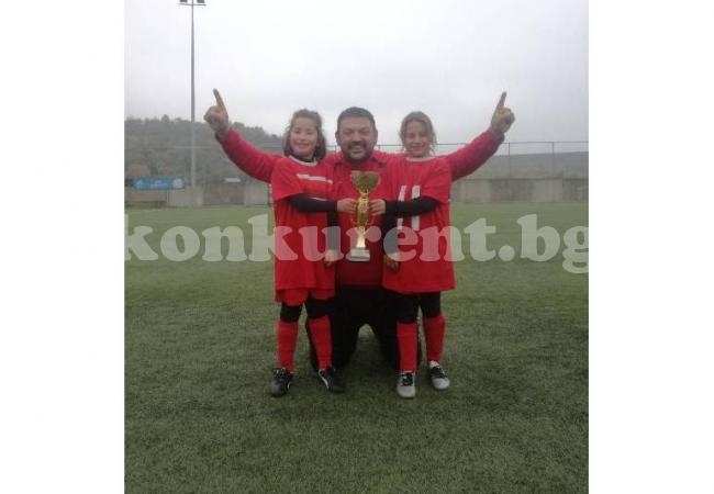 7-8-годишни помогнаха на ДФК Видин да спечели турнир за девойки до 15 г.  