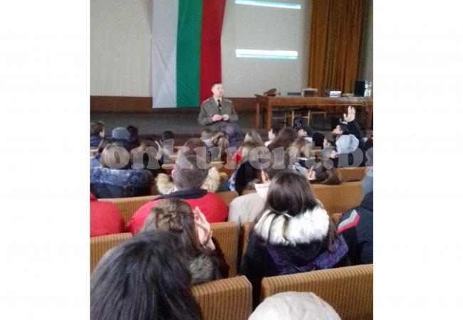 Майор запозна деветокласници с историята на българската армия 
