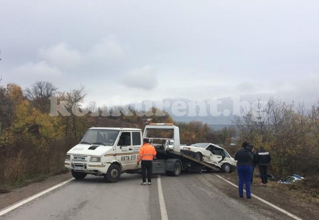 Спасителна операция - изтеглиха колите от катастрофата в лозята край Враца СНИМКИ