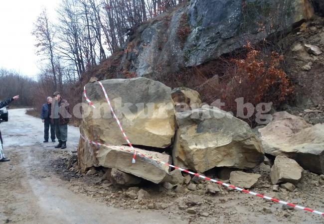 Скала затвори път във Врачанско