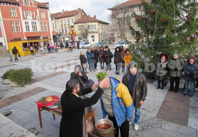 ЕТ дари продуктите за Никулденския курбан в Белоградчик
