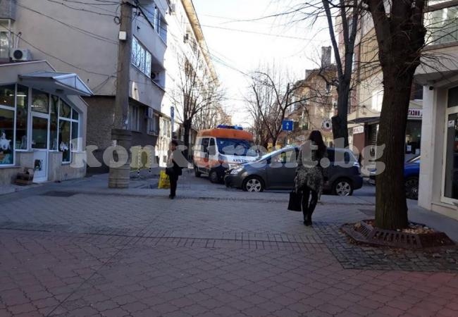(СНИМКИ) Линейка затапи движението на тиха уличка в центъра на Враца
