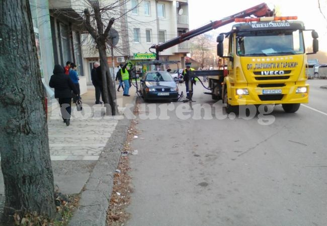 Обрат! Върнаха кола, вдигната от паяк във Враца СНИМКИ