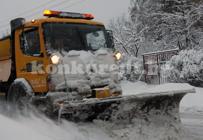 Земеделци чистят пътища в Чипровско, фирми не искат