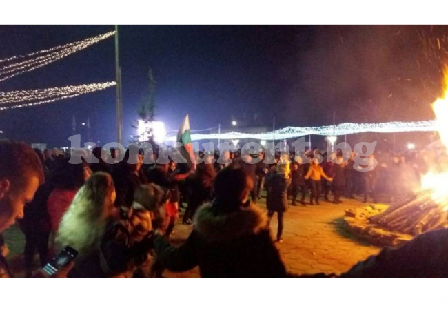Хора си виха край огън в Козлодуй в новогодишната нощ /Снимки/