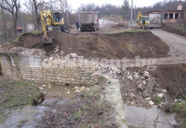 Вдигат наново срутения мост в Малорад СНИМКИ+ВИДЕО