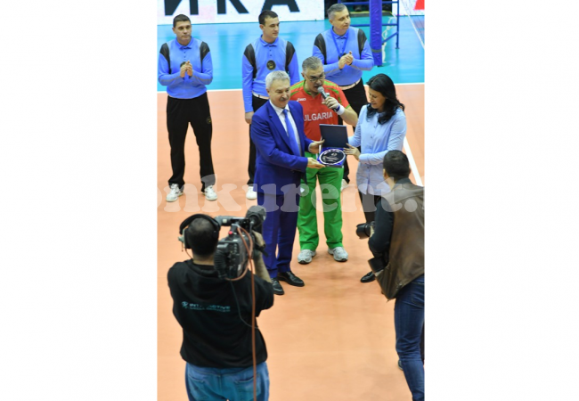 Златко Живков получи плакет от шефката на волейболната лига