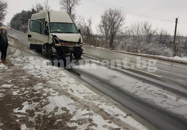 (СНИМКИ) Снеговалежът изненада шофьорите във Врачанско
