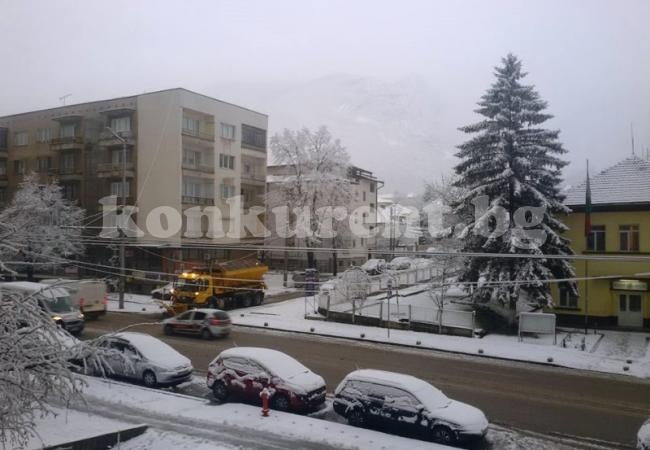 Колите пречат за разчистването на Враца от снега
