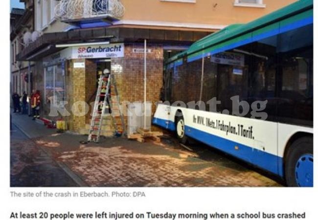 Училищен автобус се заби в къща, най-малко 20 души са ранени