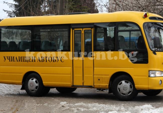Училищен автобус катастрофира край Враца