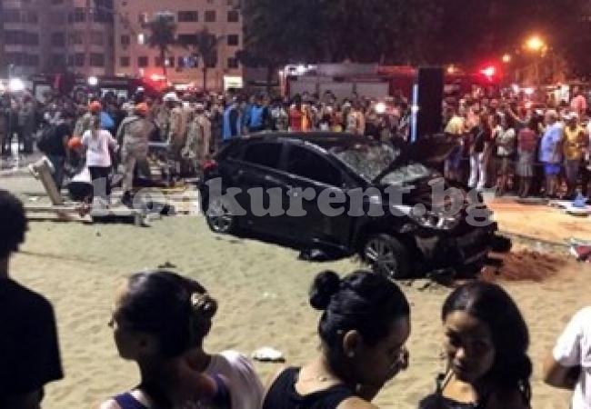Кола се вряза в тълпа, загина дете, 17 са ранени