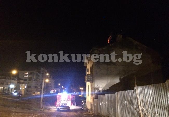 Пожар в 4-етажна къща във Враца СНИМКИ