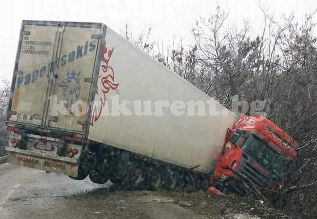 СНИМКИ Катастрофа на ТИР затвори частично пътя за Оряхово